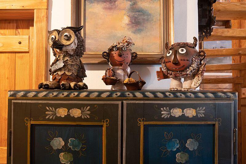 navsteva-drevostavby-vysnene-bydleni-v-tradicnim-stylu-roubenky-strihavka-interier-dreveny-nabytek-dekorace-sosky