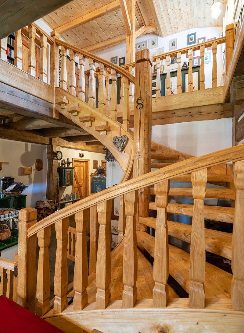 navsteva-drevostavby-vysnene-bydleni-v-tradicnim-stylu-roubenky-strihavka-interier-hlavni-obytna-mistnost-drevene-schodiste