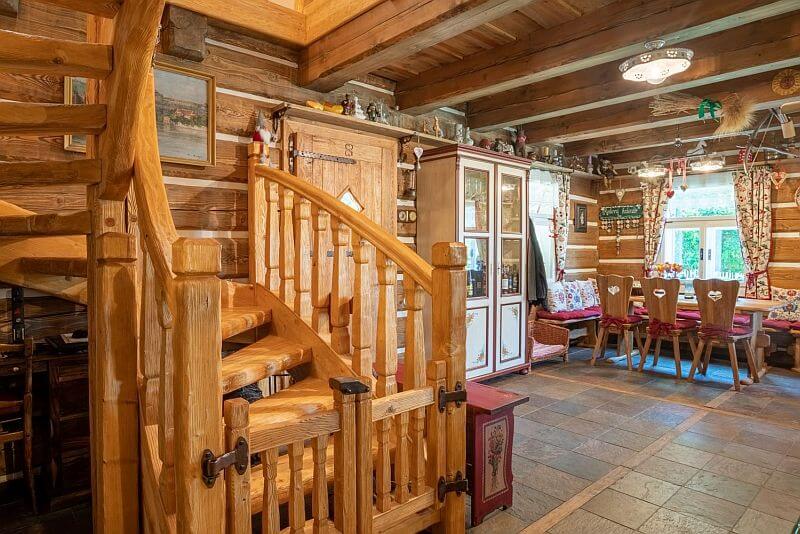 navsteva-drevostavby-vysnene-bydleni-v-tradicnim-stylu-roubenky-strihavka-interier-hlavni-obytna-mistnost-drevene-schody-lidovy-nabytek