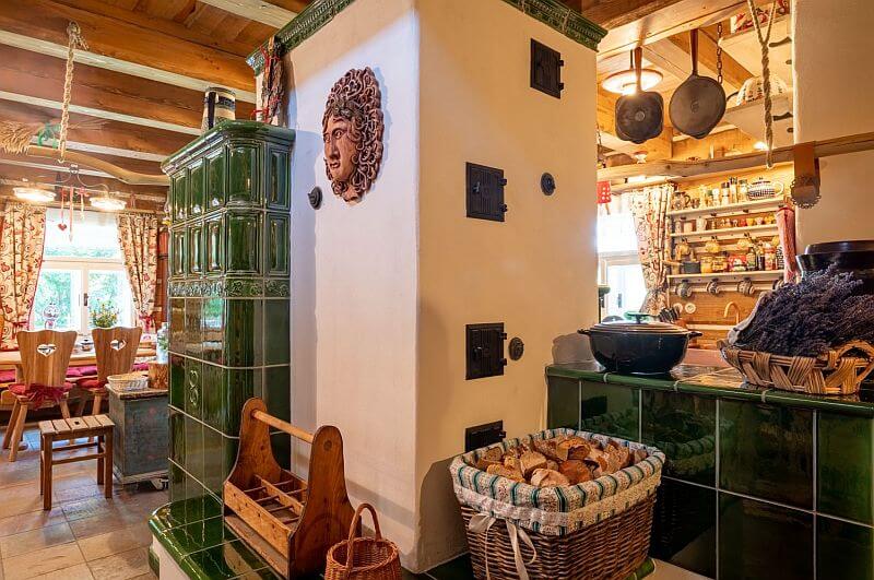 navsteva-drevostavby-vysnene-bydleni-v-tradicnim-stylu-roubenky-strihavka-interier-hlavni-obytna-mistnost-kachlova-kamna-pec