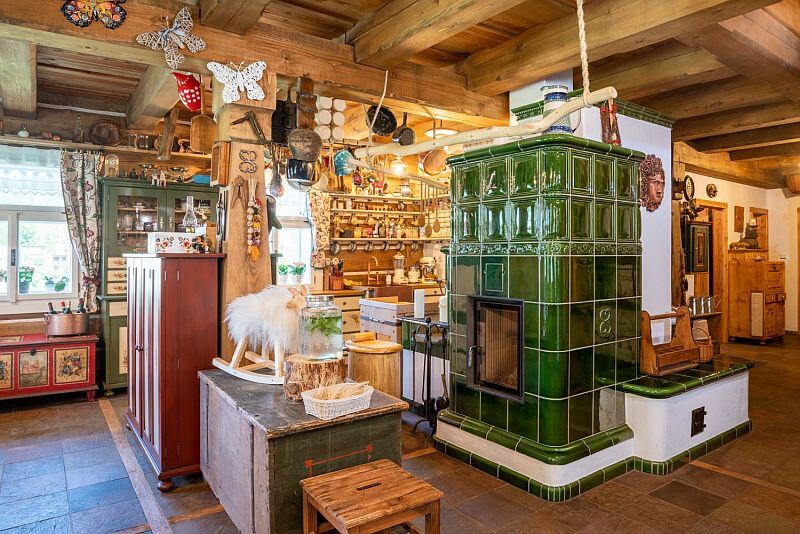 navsteva-drevostavby-vysnene-bydleni-v-tradicnim-stylu-roubenky-strihavka-interier-hlavni-obytna-mistnost-kachlova-kamna