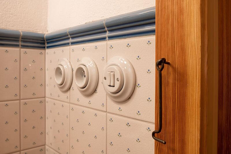 navsteva-drevostavby-vysnene-bydleni-v-tradicnim-stylu-roubenky-strihavka-interier-keramicke-vypinace-detail