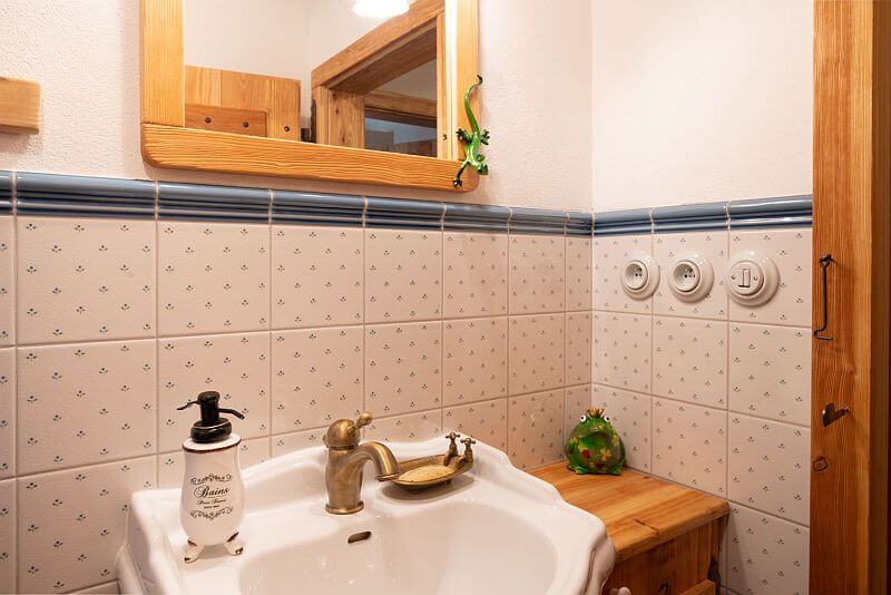 navsteva-drevostavby-vysnene-bydleni-v-tradicnim-stylu-roubenky-strihavka-interier-koupelna-umyvadlo
