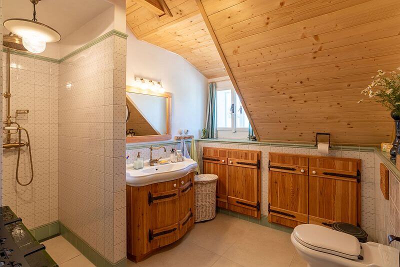 navsteva-drevostavby-vysnene-bydleni-v-tradicnim-stylu-roubenky-strihavka-interier-koupelna-v-podkrovi