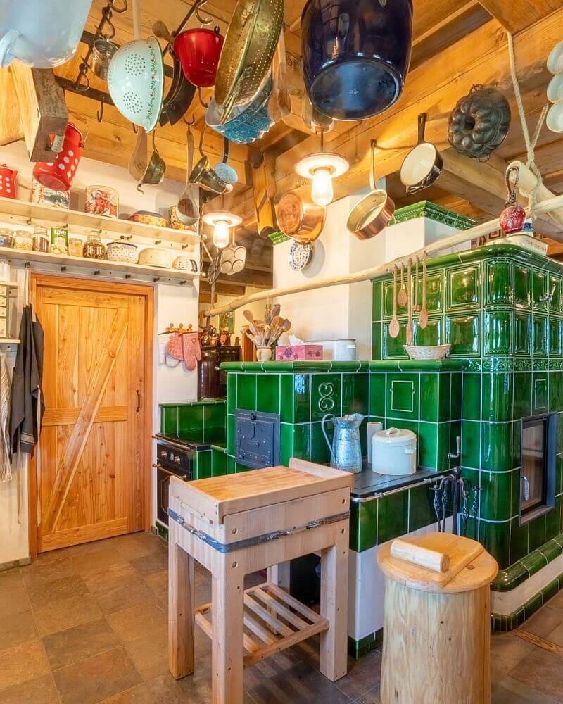 navsteva-drevostavby-vysnene-bydleni-v-tradicnim-stylu-roubenky-strihavka-interier-kuchyne-kachlova-kamna-pec