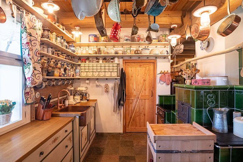 navsteva-drevostavby-vysnene-bydleni-v-tradicnim-stylu-roubenky-strihavka-interier-kuchyne-kachlova-kamna