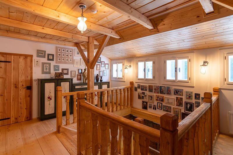 navsteva-drevostavby-vysnene-bydleni-v-tradicnim-stylu-roubenky-strihavka-interier-schodiste-galerie