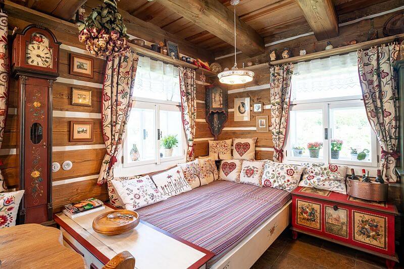 navsteva-drevostavby-vysnene-bydleni-v-tradicnim-stylu-roubenky-strihavka-interier-svetnice-dreveny-nabytek-drevene-truhly