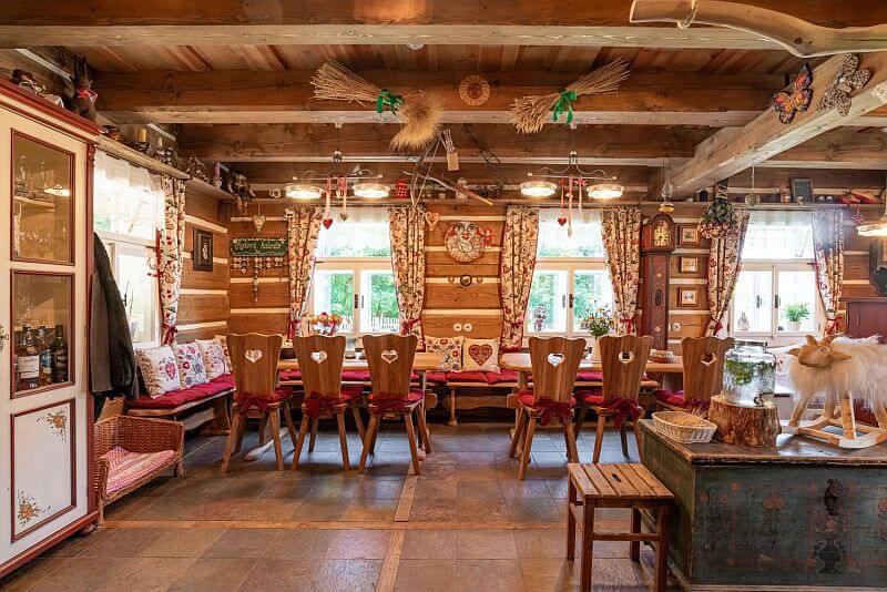 navsteva-drevostavby-vysnene-bydleni-v-tradicnim-stylu-roubenky-strihavka-interier-svetnice-dreveny-nabytek-stoly-lavice-zidle