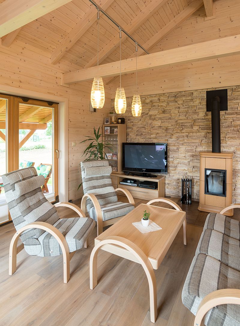 nizkoenergeticka-roubenka-hotovy-interier-krbova-kamna