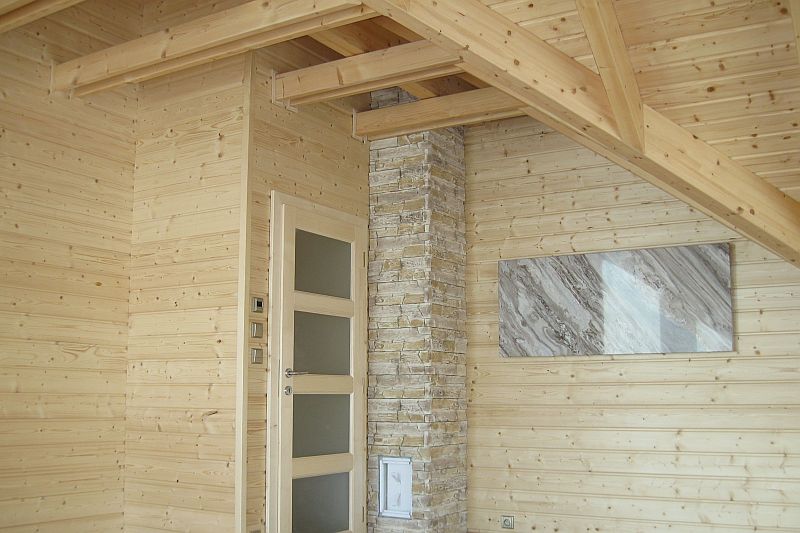 nizkoenergeticka-roubenka-interier-kamenny-primotopny-radiator-na-elektrinu