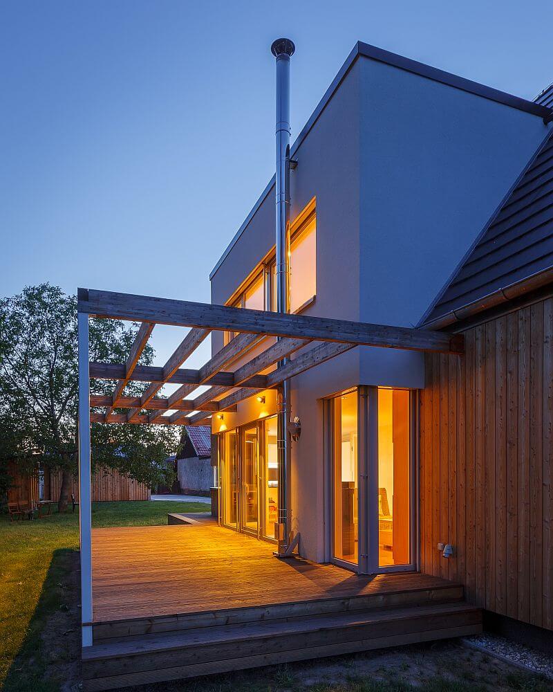 moderni-drevostavba-prodesi-domesi-exterier-drevena-fasada-terasa-detail-vecer-foto-milan-hutera