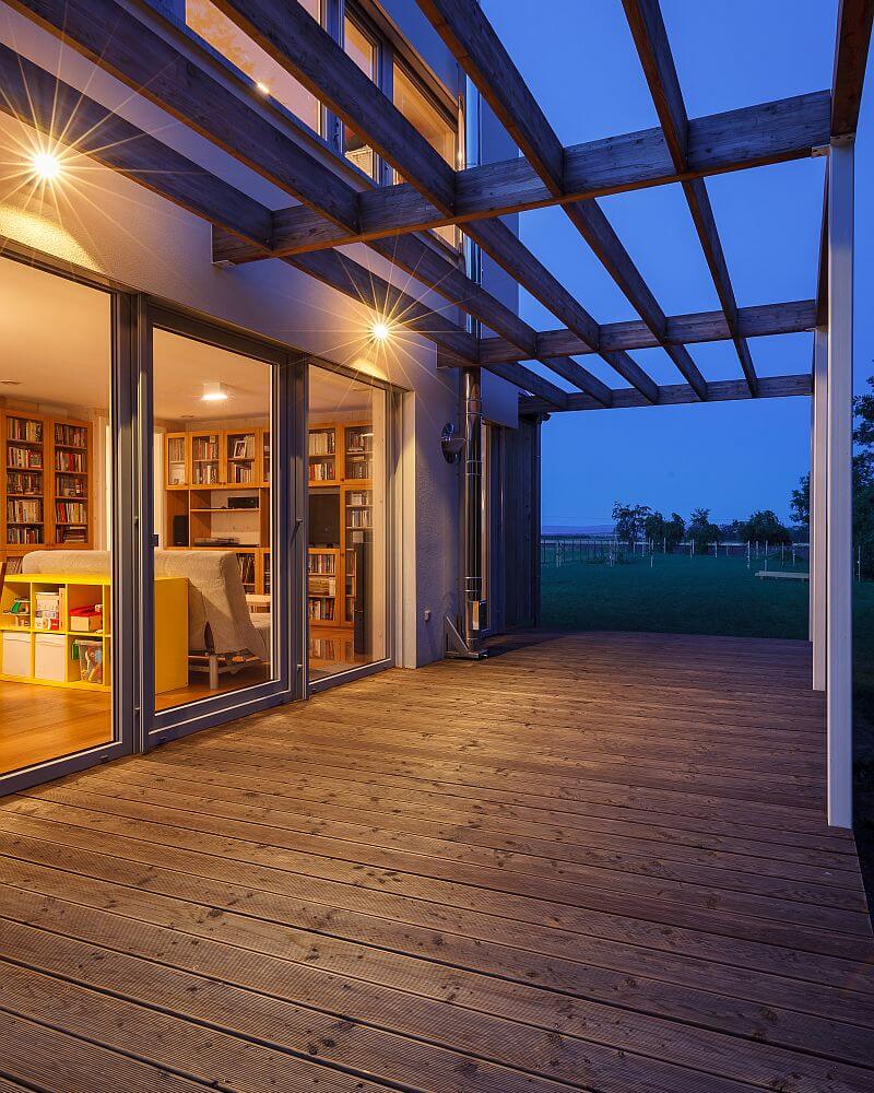 moderni-drevostavba-prodesi-domesi-exterier-drevena-terasa-detail-pohled-do-interieru-vecer-foto-milan-hutera