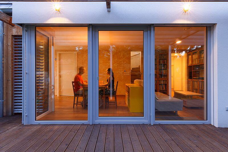 moderni-drevostavba-prodesi-domesi-exterier-drevena-terasa-pohled-do-interieru-vecer-foto-milan-hutera