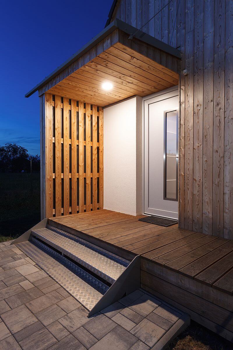 moderni-drevostavba-prodesi-domesi-exterier-vchod-detail-vecer-foto-milan-hutera