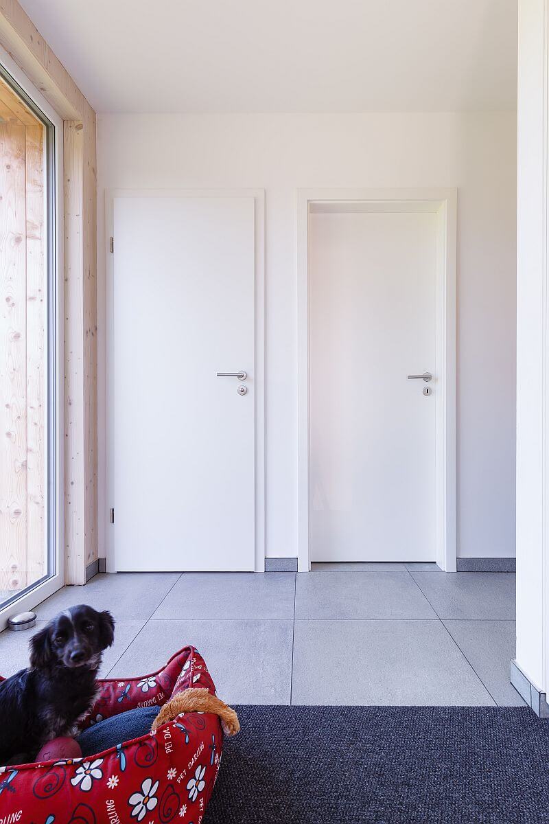 moderni-drevostavba-prodesi-domesi-interier-chodba-dlazba-pes-v-pelisku-foto-milan-hutera