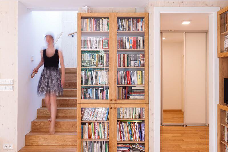 moderni-drevostavba-prodesi-domesi-interier-drevene-schodiste-knihovna-foto-milan-hutera