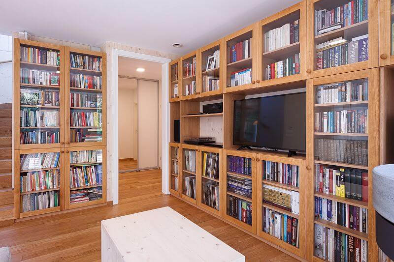 moderni-drevostavba-prodesi-domesi-interier-obyvaci-pokoj-drevena-podlaha-knihovna-foto-milan-hutera