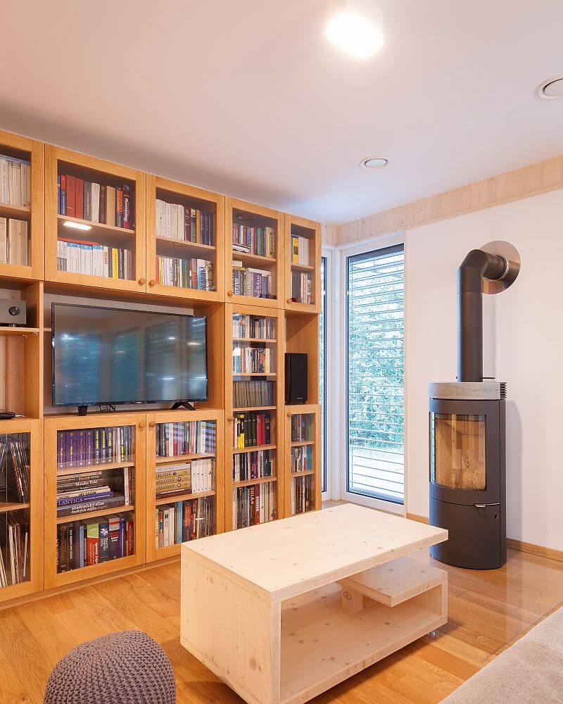 moderni-drevostavba-prodesi-domesi-interier-obyvaci-pokoj-drevena-podlaha-krbova-kamna-foto-milan-hutera