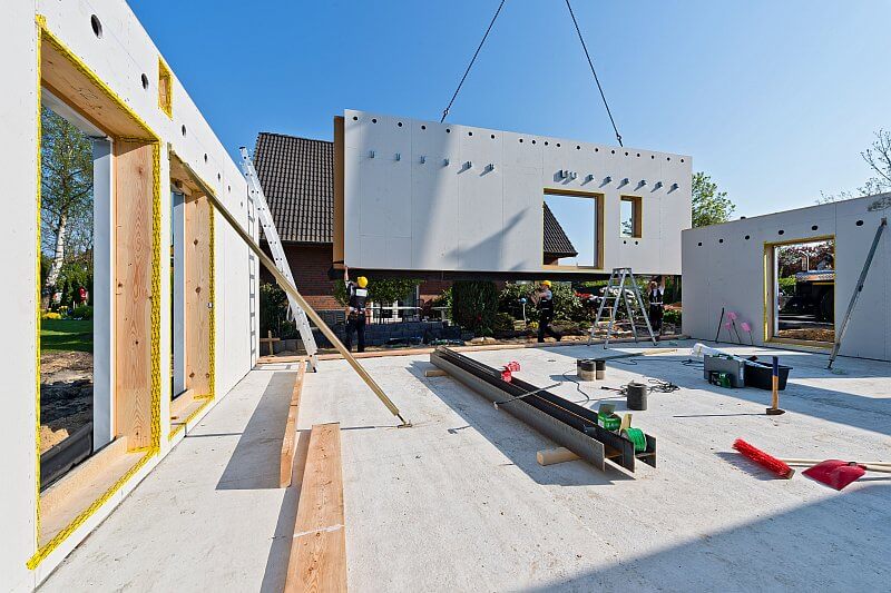 Jak správně navrhovat a provádět dřevostavby? Stáhněte si bibli dřevostavbařů!