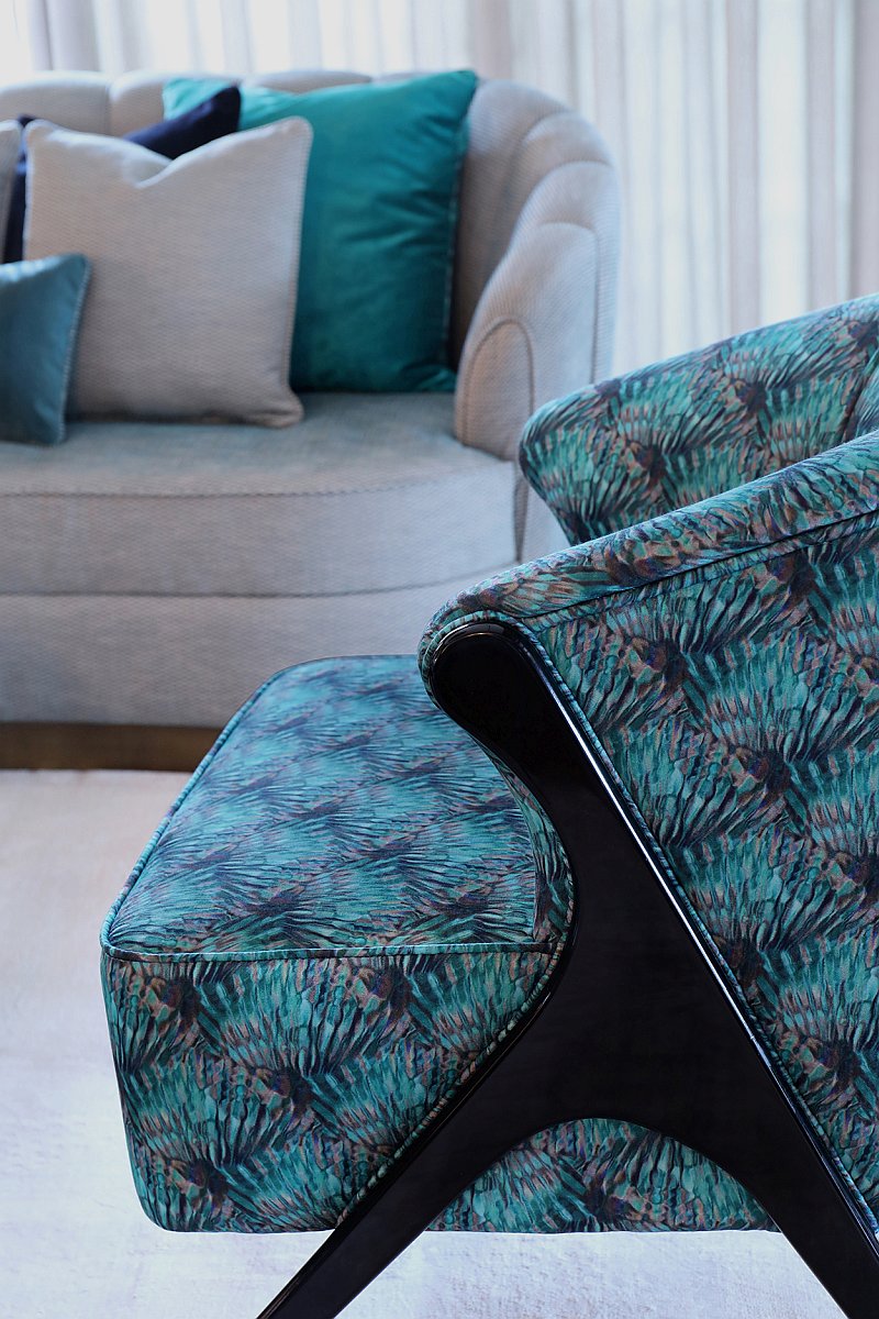 calounene-kreslo-detail-livingroom-set-through-brabbu-rare-editions