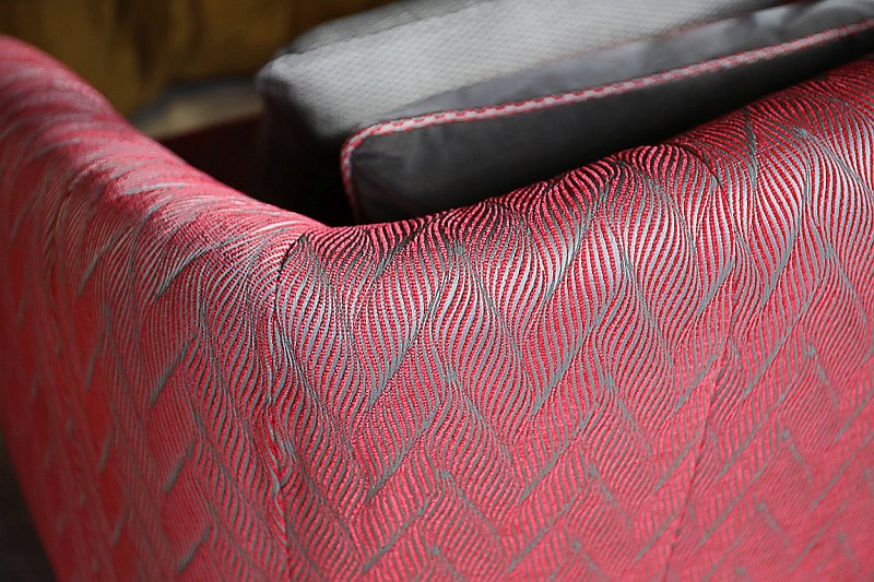 calounene-kreslo-detail-saari-sofa-from-rare-editions