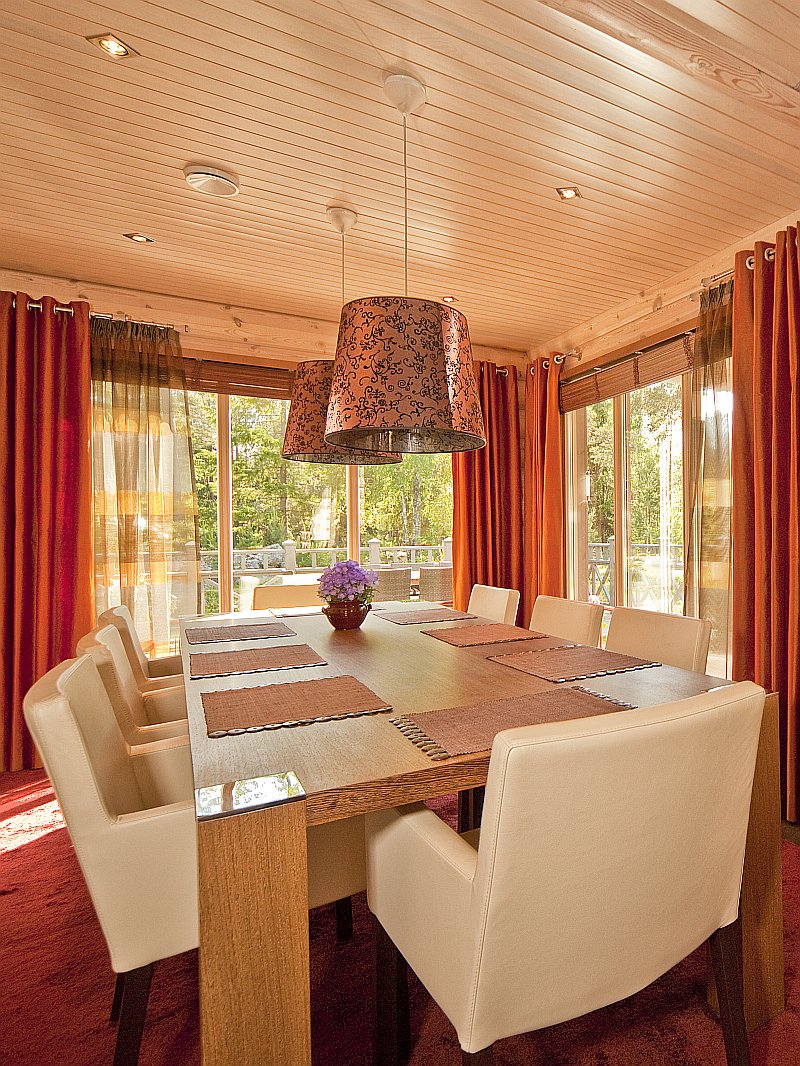 osvetleni-v-masivni-drevostavbe-designova-svitidla-nad-jidelnim-stolem-bodova-svetla-na-strope