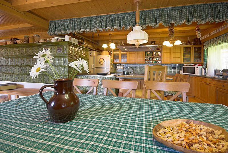 osvetleni-v-roubence-interier-kuchyne-kachlova-kamna