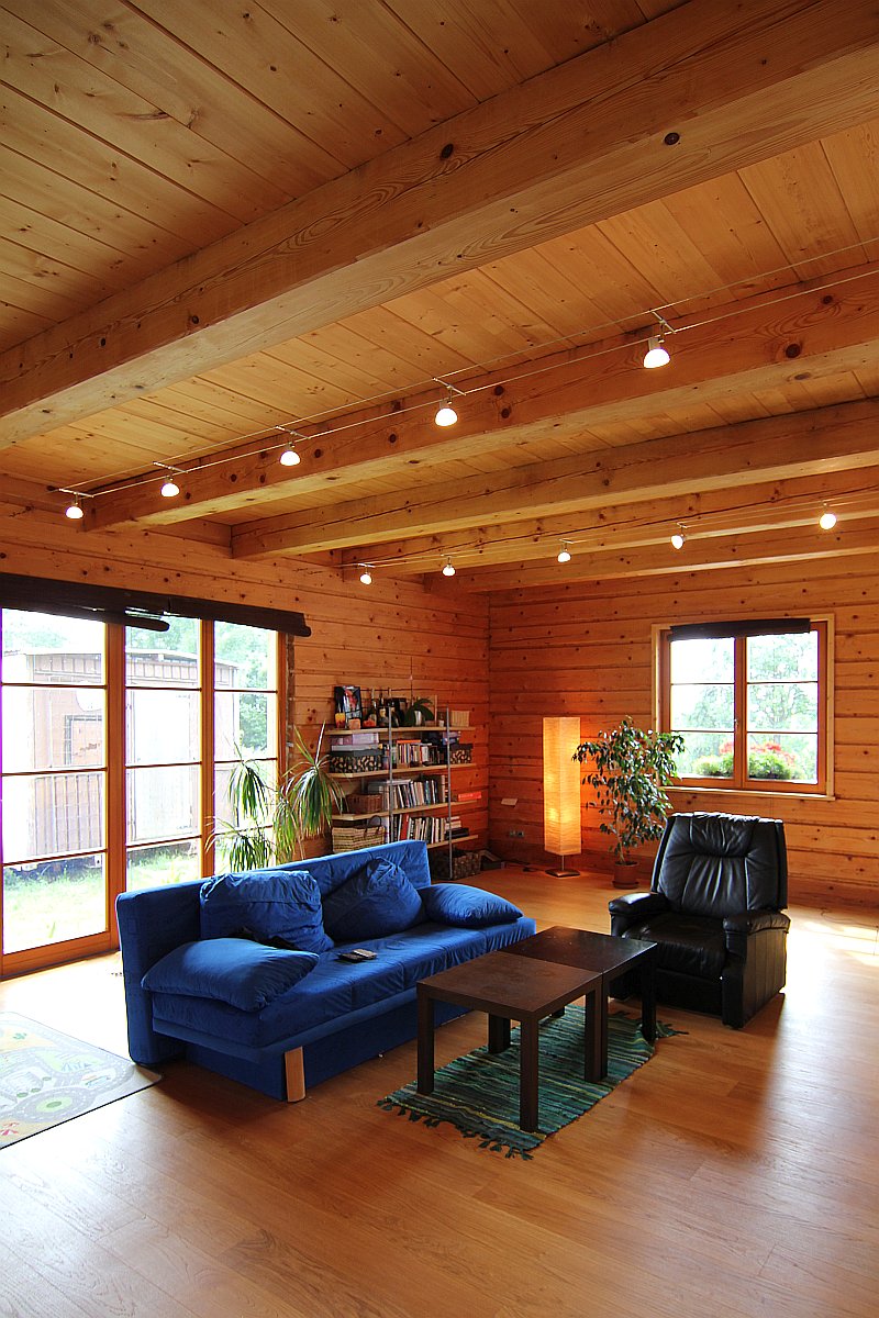 osvetleni-v-roubence-interier-obyvaci-pokoj-sestava-malych-nastavitelných-svitidel-u-stropu