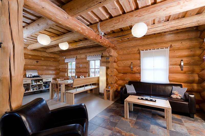 osvetleni-ve-srubu-stropni-svitidla-ve-tvaru-koule-interier-hlavni-obytny-prostor