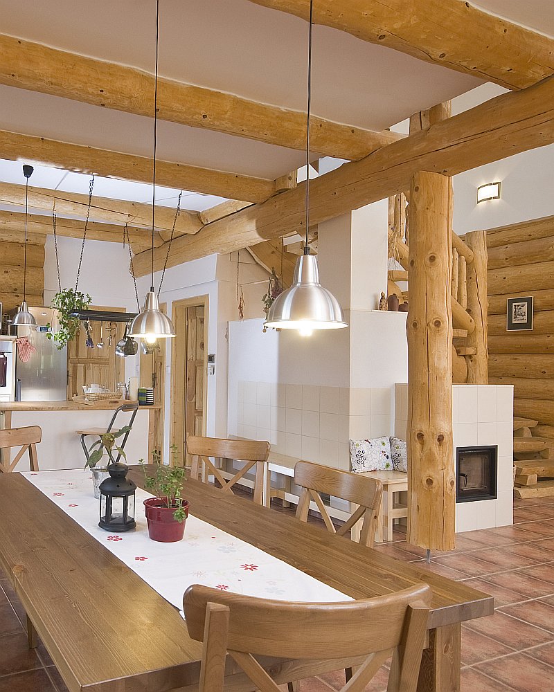 osvetleni-ve-srubu-zavesna-svitidla-nad-jidelnim-stolem