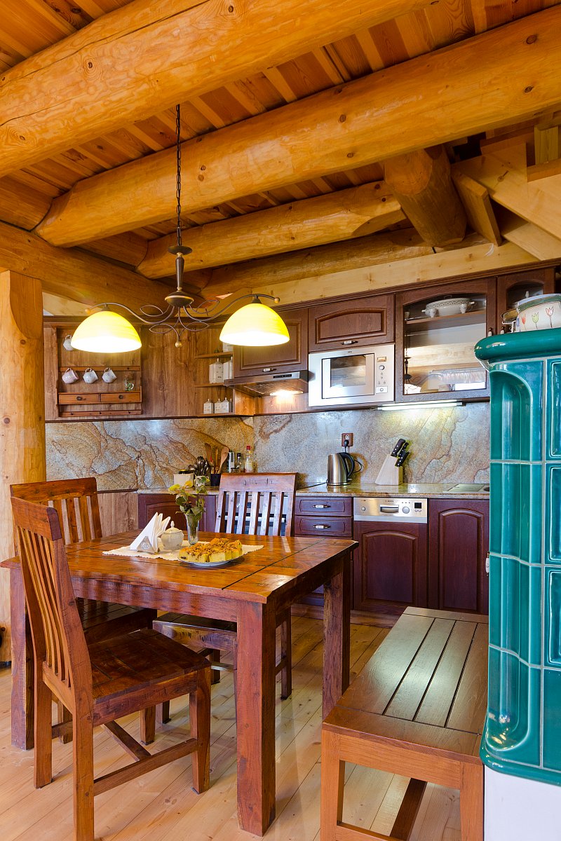 osvetleni-ve-srubu-zavesne-centralni-svitidlo-nad-jidelnim-stolem-v-kuchyni