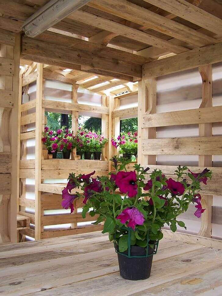 zahradni-domek-z-drevenych-palet-interier-kvetiny