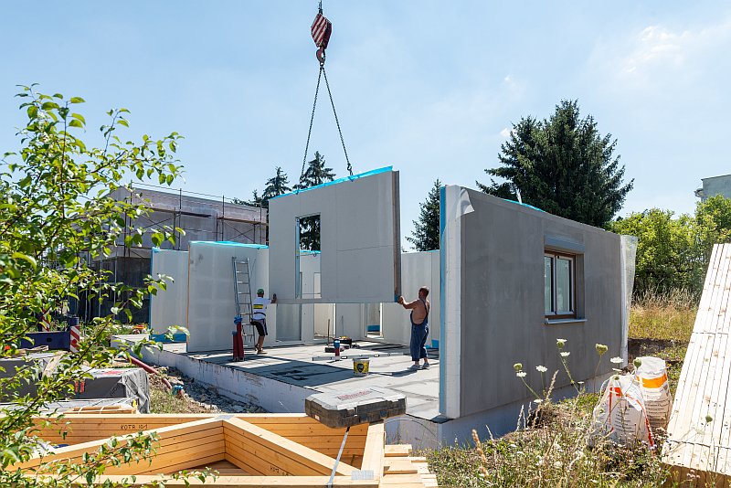 panelova-montovana-drevostavba-montaz-na-stavenisti