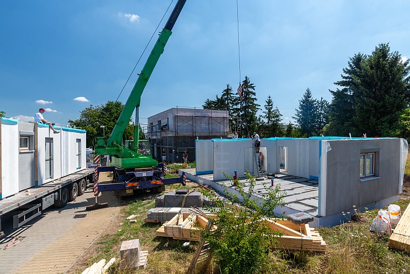panelova-montovana-drevostavba-montaz-panelu-na-stavenisti