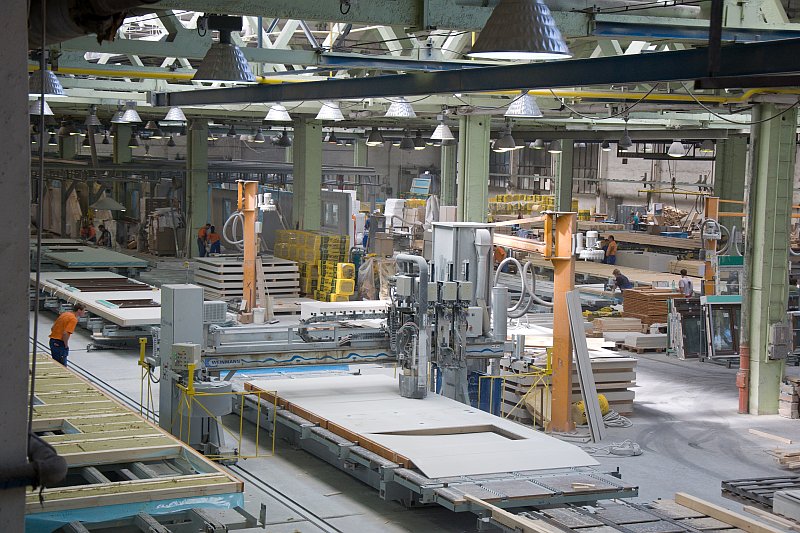 panelova-montovana-drevostavba-vyroba-panelu-ve-vyrobni-hale