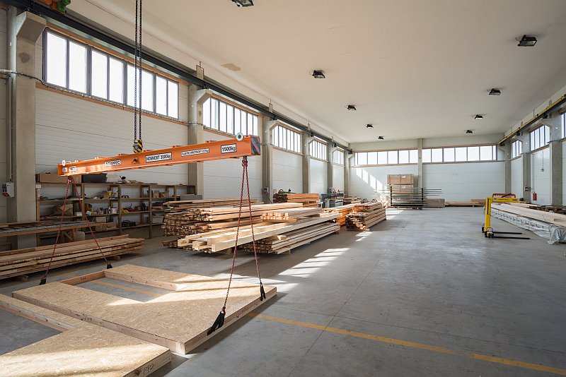 panelova-montovana-drevostavba-vyroba-stenovych-panelu-ve-vyrobni-hale