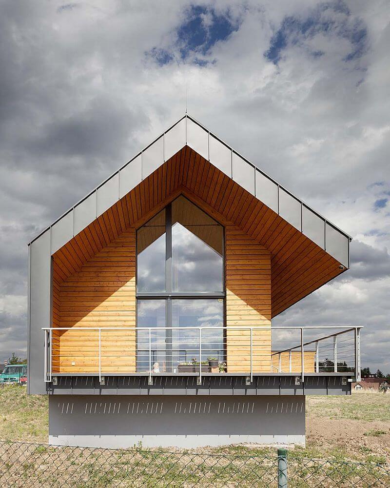 pasivni-dum-drevostavba-chytry-dum-exterier-plechova-strecha-drevena-fasada-stitova-strana