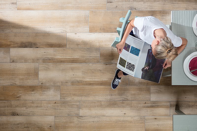 interier-podlaha-dlazba-v-dekoru-dreva