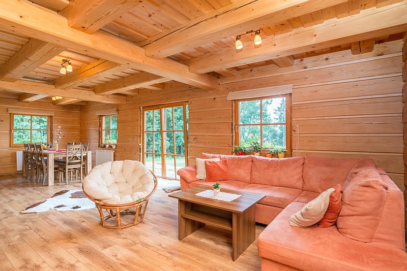 masivni-drevostavba-drevo-v-interieru-podlaha-lamino