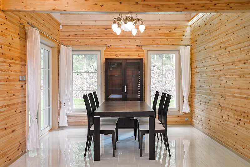 masivni-drevostavba-drevo-v-interieru-podlaha-leskla-keramicka-dlazba