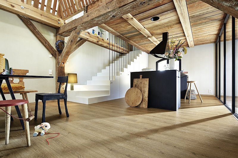 masivni-drevostavba-kuchyne-jidelna-drevo-v-interieru-podlaha-ekologicka-alternativa-vinylu