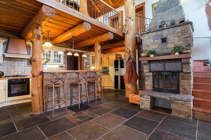 srub-masivni-drevostavba-interier-kuchyne-krb-podlaha-tmava-keramicka-dlazba