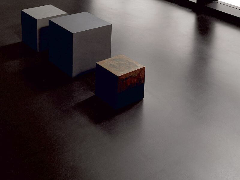 podlahova-sterka-svetelny-efekt-interier-cerna-podlaha