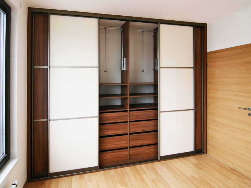 vestavene-skrine-na-miru-amonit-vnitrni-vybaveni-posuvne-dvere