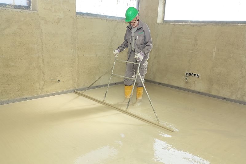 lite-podlahy-anhydritovy-lity-poter-anhyment-ceskomoravsky-beton-postup-10-nivelace-urovnani-povrchu-lite-smesi