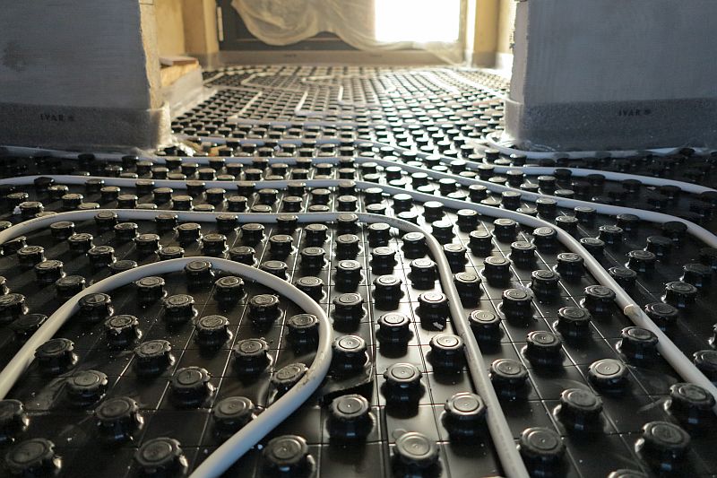 lite-podlahy-anhydritovy-lity-poter-anhyment-ceskomoravsky-beton-postup-2-ulozeni-systemovych-desek