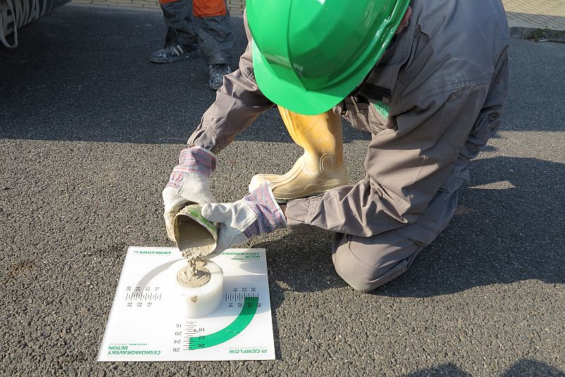 lite-podlahy-anhydritovy-lity-poter-anhyment-ceskomoravsky-beton-postup-5-zkouska-rozlivu