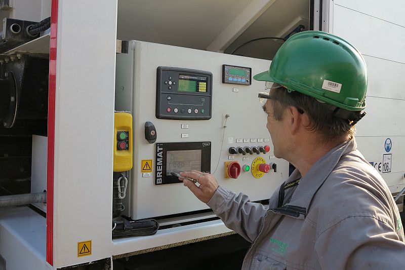 lite-podlahy-anhydritovy-lity-poter-anhyment-ceskomoravsky-beton-postup-6-cerpani-lite-smesi-na-stavbe-z-mobilni-linky