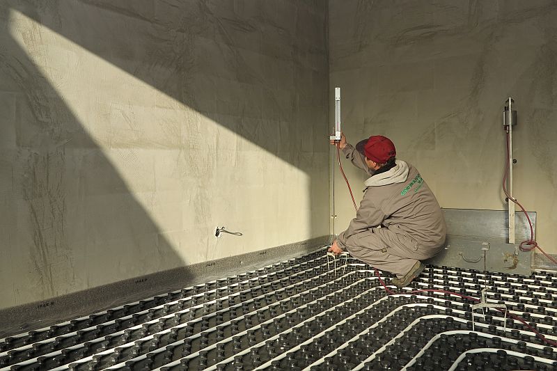 lite-podlahy-anhydritovy-lity-poter-anhyment-ceskomoravsky-beton-postup-7-nastaveni-vysky-liteho-poteru